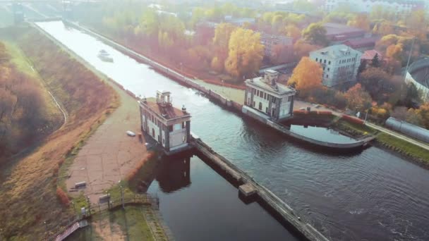 Sluice Gates vid floden. Flygvapnets pråm, skepp i flodporten. Flodslussbygge, vattenflodport. Fartygskanal. — Stockvideo