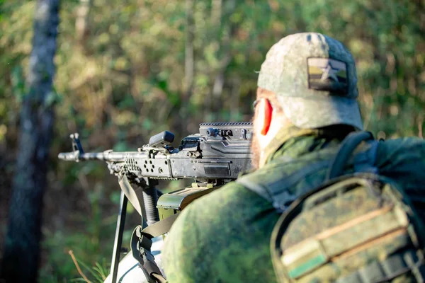 Снайпер Озброєний Великим Калібром Снайперська Гвинтівка Стріляючи Ворожих Цілях Відстані — стокове фото