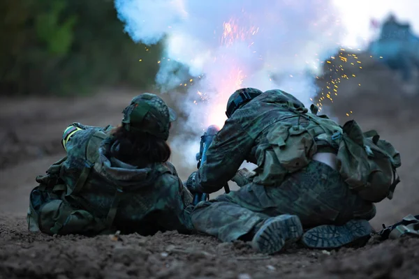 Groupe de soldats sur le plein air sur les exercices de l'armée. guerre, armée, technologie et concept humain — Photo