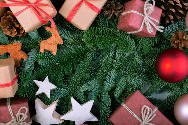 Composición navideña. Decoraciones de Navidad, ramas de abeto con cajas de regalo de juguetes. Tarjeta de felicitación. Plano, vista superior, espacio para copiar — Foto de Stock