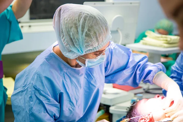 Plastická chirurgie v operačním sále. Cyklické facelift — Stock fotografie