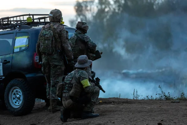 Soldados del ejército durante la operación militar. guerra, ejército, tecnología y concepto de personas — Foto de Stock