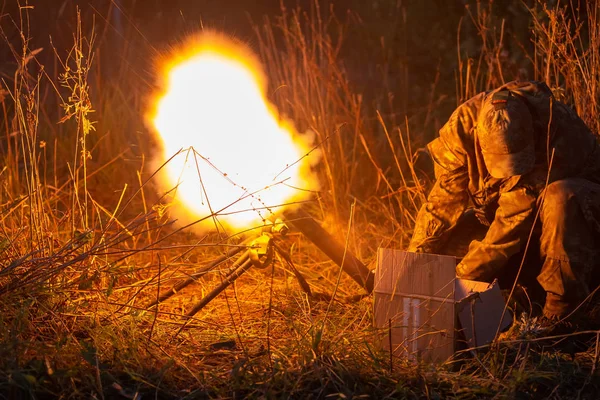 Startu rakety s ohněm mraky. Bitevní scéna s raketové střely s hlavicí zaměřené na pochmurnou oblohu v noci. Selektivní fokus — Stock fotografie