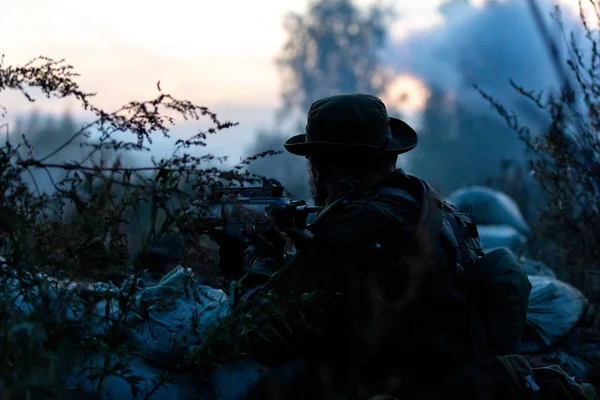 Équipe de tireurs embusqués armés d'un fusil de gros calibre, tirant sur des cibles ennemies à distance de l'abri, assis dans une embuscade — Photo