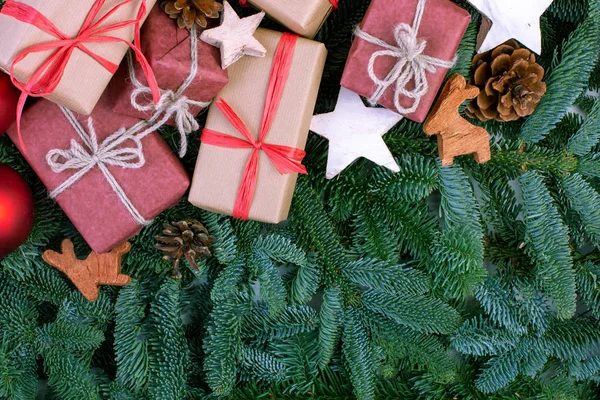 Composición navideña. Decoraciones de Navidad, ramas de abeto con cajas de regalo de juguetes. Tarjeta de felicitación. Plano, vista superior, espacio para copiar — Foto de Stock