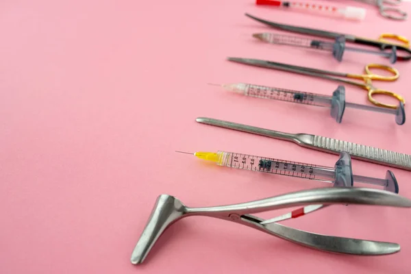 Posa piatta di strumenti medici su fondo rosa. Falsificare l'assistenza sanitaria sfondo medico . — Foto Stock