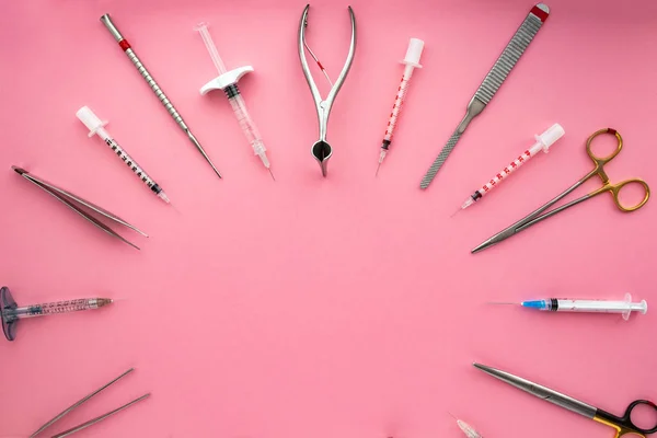 Colocação plana de instrumentos médicos sobre fundo rosa. Mock up cuidados de saúde formação médica . — Fotografia de Stock