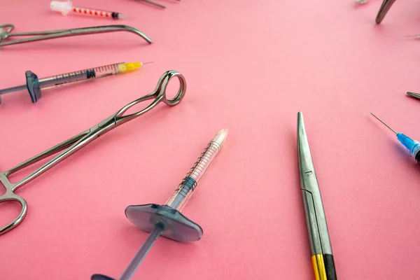 Colocación plana de instrumentos médicos sobre fondo rosa. Preparar la atención médica antecedentes médicos . — Foto de Stock