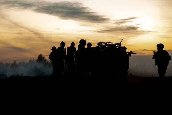 Silhouette action soldats marchant tenir armes l'arrière-plan est fumée et coucher de soleil et équilibre des blancs navire effet style art sombre — Photo