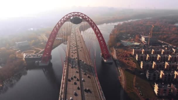Widok z lotu ptaka z słynnym wieżowcu, który jest urokliwe most, który przecina rzeka Moskwa w Moskwie. Ruch samochodów na Most wantowy, kolor czerwony, w czasie dnia. 4k. — Wideo stockowe
