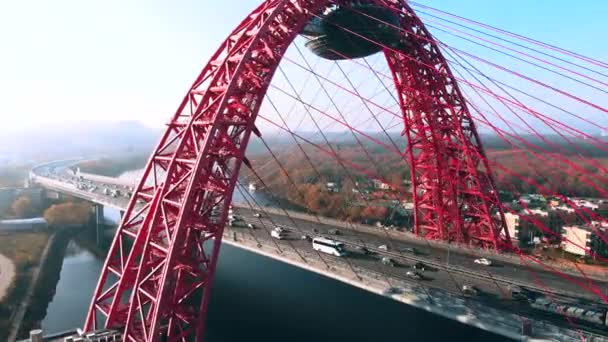 Vista aérea do marco icônico que é a Ponte pitoresca que atravessa o rio Moscou, em Moscou. Tráfego de carros em ponte de cabo-permanecido de cor vermelha durante o dia. 4K . — Vídeo de Stock