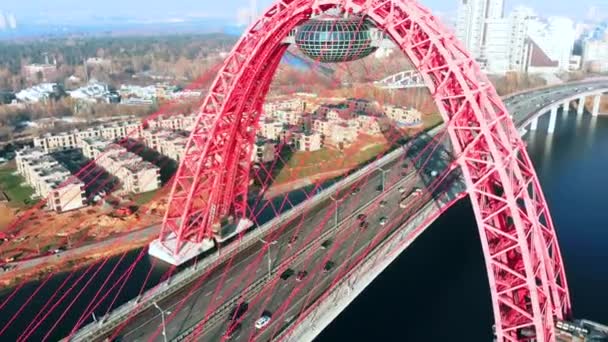 Вид с воздуха на знаковую достопримечательность - Живописный мост, пересекающий Москву. Автомобили на канатном мосту красного цвета в дневное время. 4K . — стоковое видео