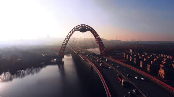 Luchtfoto van de iconische mijlpaal thats Picturesque brug die over de rivier van de Moskou in Moskou. Auto verkeer op tuibrug van rode kleur op moment van de dag. 4k. — Stockvideo