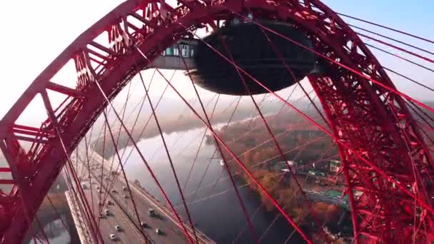 Letecký pohled na kultovní Pamětihodnost, která je malebná most přes řeku Moskva v Moskvě. Provoz auta na Zavěšený most červené barvy v denní době. 4k. — Stock video