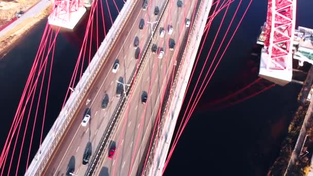 莫斯科河横跨的风景如画的桥 是标志性地标的鸟图 白天红色斜拉桥上部结构的特写镜头 — 图库视频影像