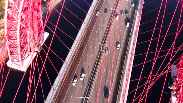 Luchtfoto van de iconische mijlpaal thats Picturesque brug die over de rivier van de Moskou in Moskou. Close-up weergave van bovenste structuren van tuibrug van rode kleur op moment van de dag. 4k. — Stockvideo
