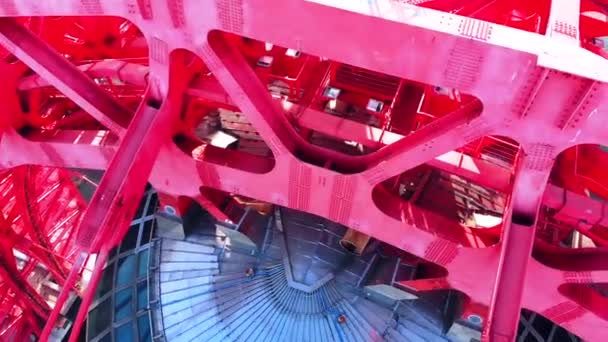 Letecký pohled na kultovní Pamětihodnost, která je malebná most přes řeku Moskva v Moskvě. Pohled na detail horní struktur Zavěšený most červené barvy v denní době. 4k. — Stock video