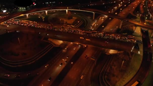 4 k. Flygfoto över highway road utbyter med hektisk stadstrafik fortkörning på vägen på natten. Korsningen nätverk av transport. Timelapse — Stockvideo