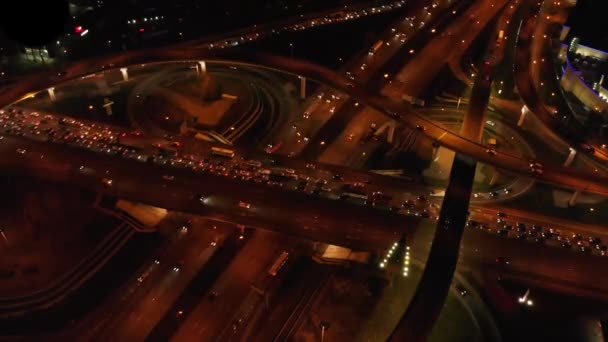 4K. Вид на повітряну розв'язку шосе з напруженою швидкістю міського руху на дорозі вночі. Мережа перевезень. Тімелапсе — стокове відео
