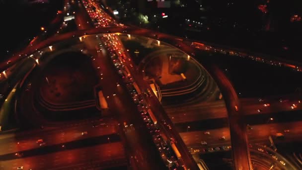 4K. Vista aérea do intercâmbio rodoviário com tráfego urbano movimentado que acelera na estrada à noite. Rede de transporte de junção. Prazo de validade — Vídeo de Stock