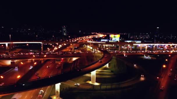 Luftaufnahme Des Autobahnkreuzes Mit Stark Befahrenem Stadtverkehr Der Nachts Auf — Stockvideo