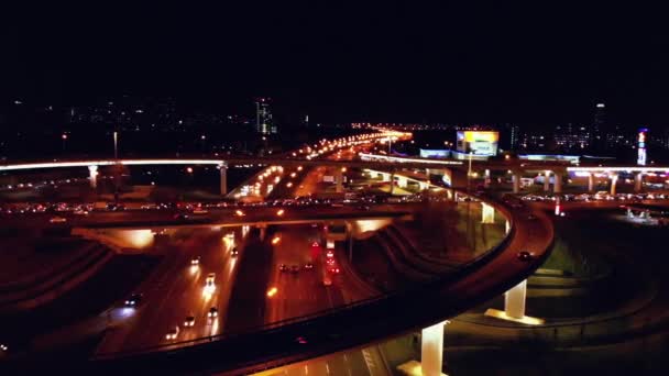 4k. Luftaufnahme des Autobahnkreuzes mit stark befahrenem Stadtverkehr, der nachts auf der Straße rast. Knotenpunkt-Verkehrsnetz. Zeitraffer — Stockvideo