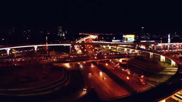 4k. Luftaufnahme des Autobahnkreuzes mit stark befahrenem Stadtverkehr, der nachts auf der Straße rast. Knotenpunkt-Verkehrsnetz. Zeitraffer — Stockvideo