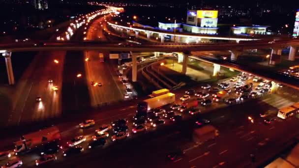 4K. Vista aerea di interscambio strada con traffico urbano occupato eccesso di velocità sulla strada di notte. Rete di giunzione di trasporto. Timelapse — Video Stock