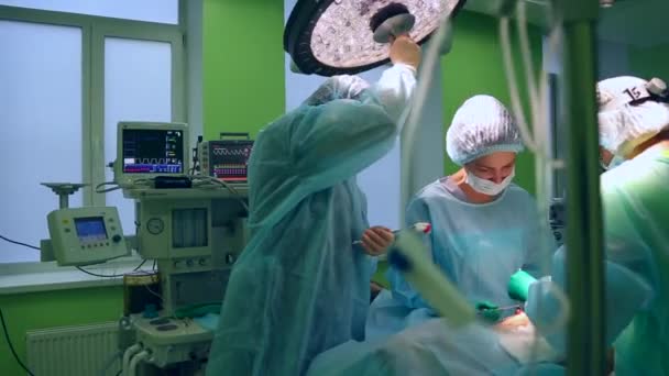 Chirurg und Chirurgenteam führen im Operationssaal des Krankenhauses Schönheitsoperationen an den Brüsten durch. Brustvergrößerung. Mammoplastik. Brustvergrößerung. Detail der Operation. — Stockvideo