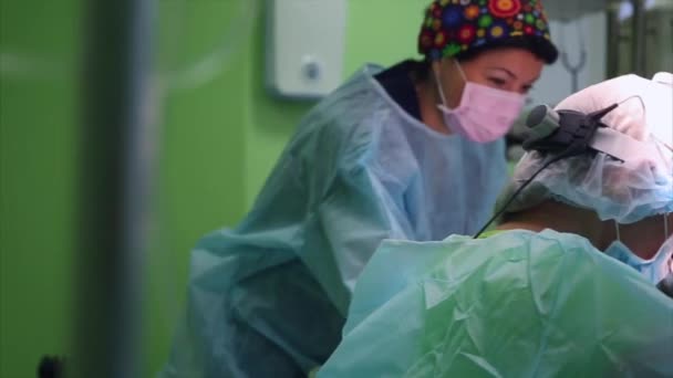 Dokter bedah melakukan operasi pada mata, close-up. Koreksi mata Dokter melakukan blepharoplasty. Operasi di ruang operasi . — Stok Video