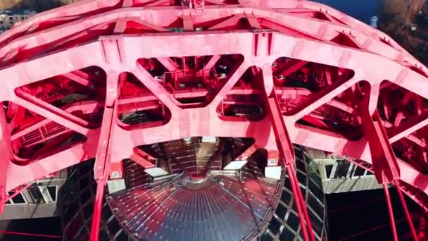 Widok z lotu ptaka z słynnym wieżowcu, który jest urokliwe most, który przecina rzeka Moskwa w Moskwie. Ruch samochodów na Most wantowy, kolor czerwony, w czasie dnia. 4k. — Wideo stockowe