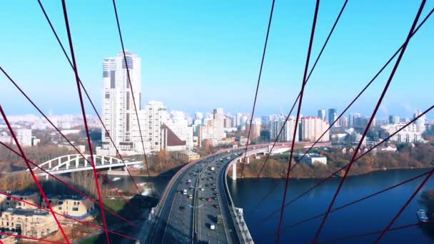 Vue aérienne du monument emblématique qu'est le Pont pittoresque qui traverse la rivière Moscou à Moscou. Trafic de voitures sur le pont à haubans de couleur rouge le jour. 4K . — Video