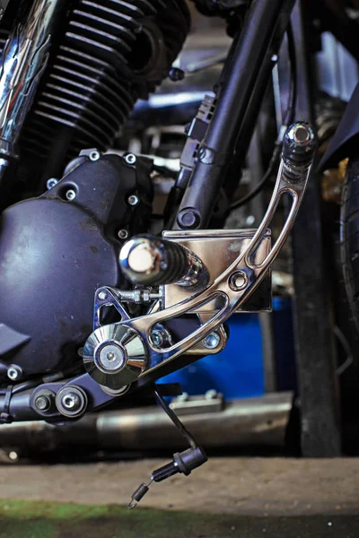 Recorte close-up tiro de motocicleta bonita e feita sob encomenda na oficina — Fotografia de Stock