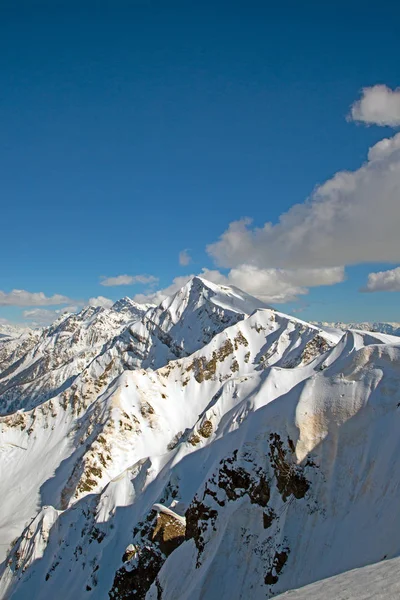 Nevados picos de montaña contra el cielo azul — Foto de Stock