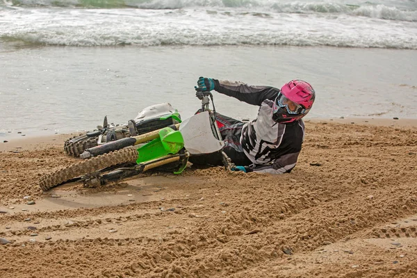 오토바이 바다의 배경 해변에 오토바이에 떨어졌다 — 스톡 사진