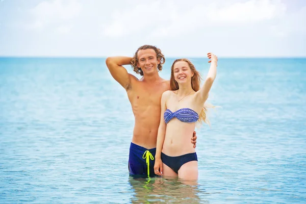 Portret van een jong koppel in liefde op het strand en genieten van tijd samenzijn. Jong koppel plezier op een zanderige kust. — Stockfoto