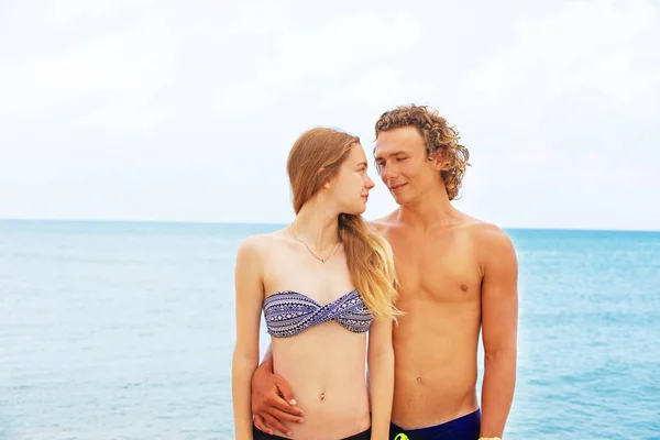 Portret van een jong koppel in liefde op het strand en genieten van tijd samenzijn. Jong koppel plezier op een zanderige kust. — Stockfoto