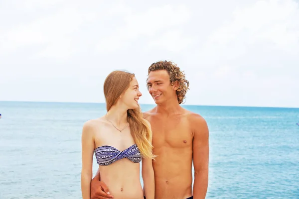 Portret van een jong koppel in liefde op het strand en genieten van tijd samenzijn. Jong koppel plezier op een zanderige kust. — Stockfoto