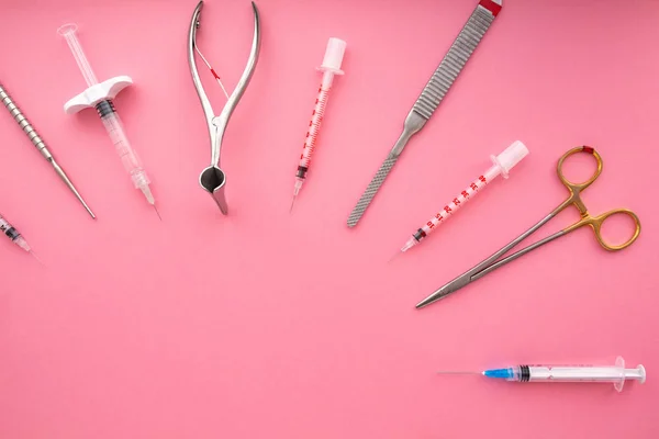 Colocación plana de instrumentos médicos sobre fondo rosa. Preparar la atención médica antecedentes médicos . —  Fotos de Stock