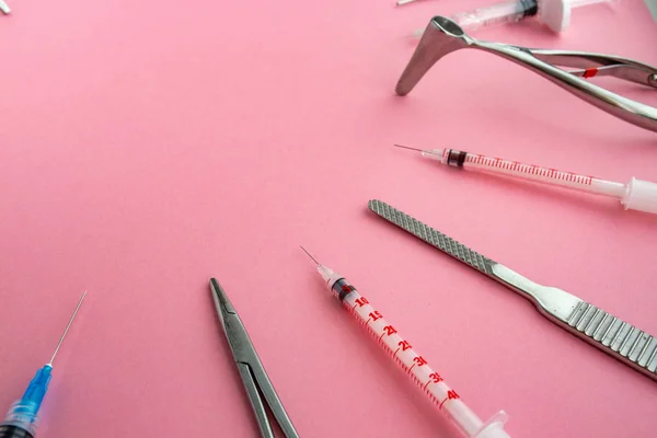 Colocación plana de instrumentos médicos sobre fondo rosa. Preparar la atención médica antecedentes médicos . — Foto de Stock