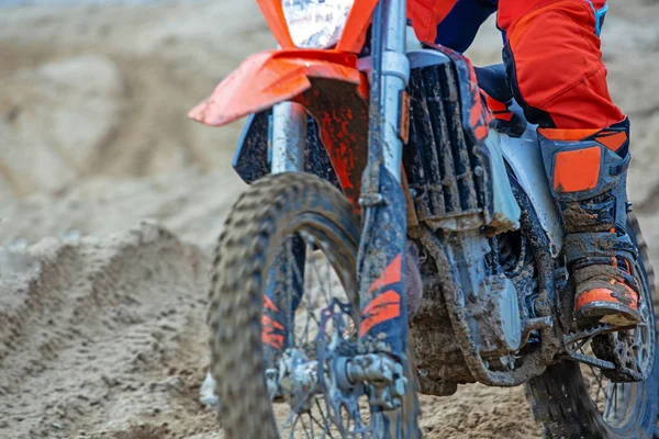 Szakmai Motocross motorversenyző vezet át a közúti pálya. fel Clouse — Stock Fotó