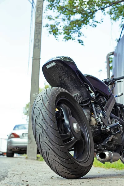 トリミング美しく、カスタム作られたオートバイが路上駐車のショットをクローズ アップ — ストック写真