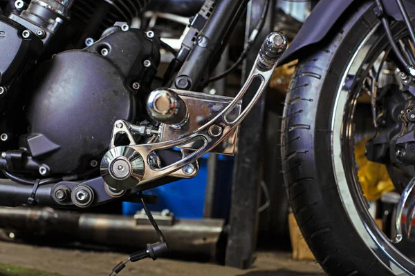 Bijgesneden close-up shot van mooie en op maat gemaakte motorfiets in de werkplaats — Stockfoto