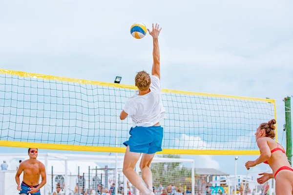 Joueur de plage de volley-ball est un joueur de volley-ball athlète masculin qui se prépare à servir la balle sur la plage . — Photo