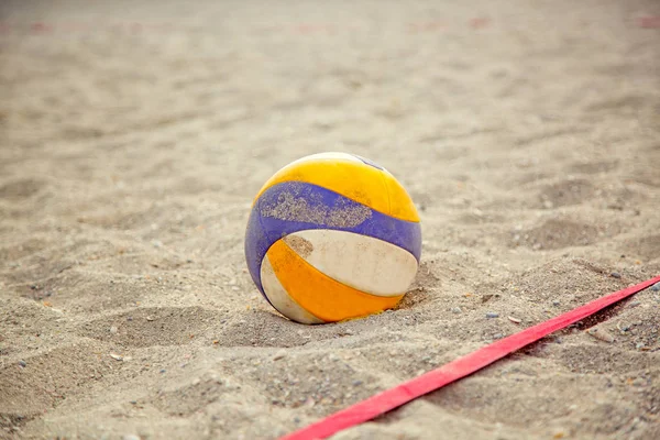 Μπιτς βόλεϊ. Παιχνίδι μπάλα κάτω από ήλιο και γαλάζιο ουρανό. Βόλεϊ στην άμμο στην παραλία — Φωτογραφία Αρχείου