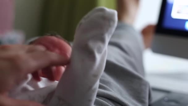 Close Up Parent sostiene al bebé recién nacido. Primeros planos padres satisfechos y bebé — Vídeos de Stock
