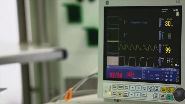 Bekijken van de Monitoring van patiënten aandoening, vital signs op Icu monitor in ziekenhuis — Stockvideo