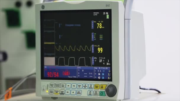 Ver Monitoreo del estado de los pacientes, signos vitales en el monitor de la UCI en el hospital — Vídeo de stock