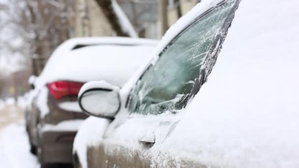 Man får ur en bil på en snöig dag - vintern trafik — Stockvideo