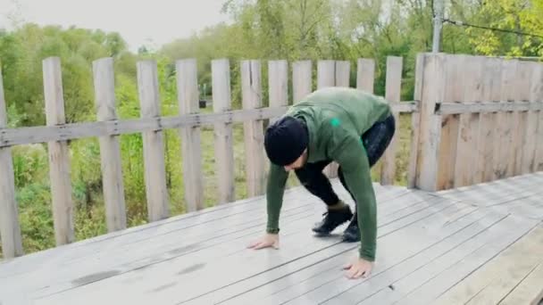 Ισχυρή νεαρός άνδρας κάνει push ups. Αρσενικό αθλητής Ahlete προπόνηση κατάρτισης σε εξωτερικούς χώρους το καλοκαίρι κάνουμε Push Up ασκήσεις. Αθλητική προπόνηση, φυσική αγωγή. — Αρχείο Βίντεο
